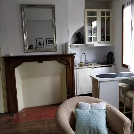 Les Armuriers, 2eme Etage Sans Asc * Кондом
